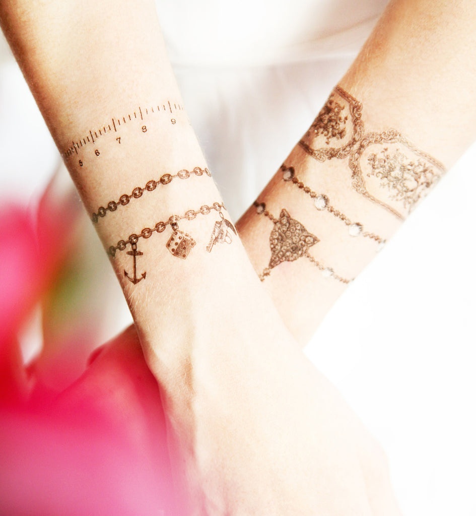 Charm bracelet or anklet with heart initials | Tatouage bracelet cheville,  Tatouage maman, Tatouage bracelet poignet